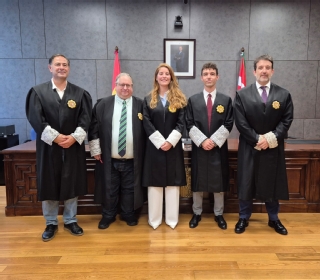 La nueva magistrada Ariane Tapia Trueba junto a su padrino y miembros de la Sala de Gobierno del Tribunal Superior de Justicia del País Vasco